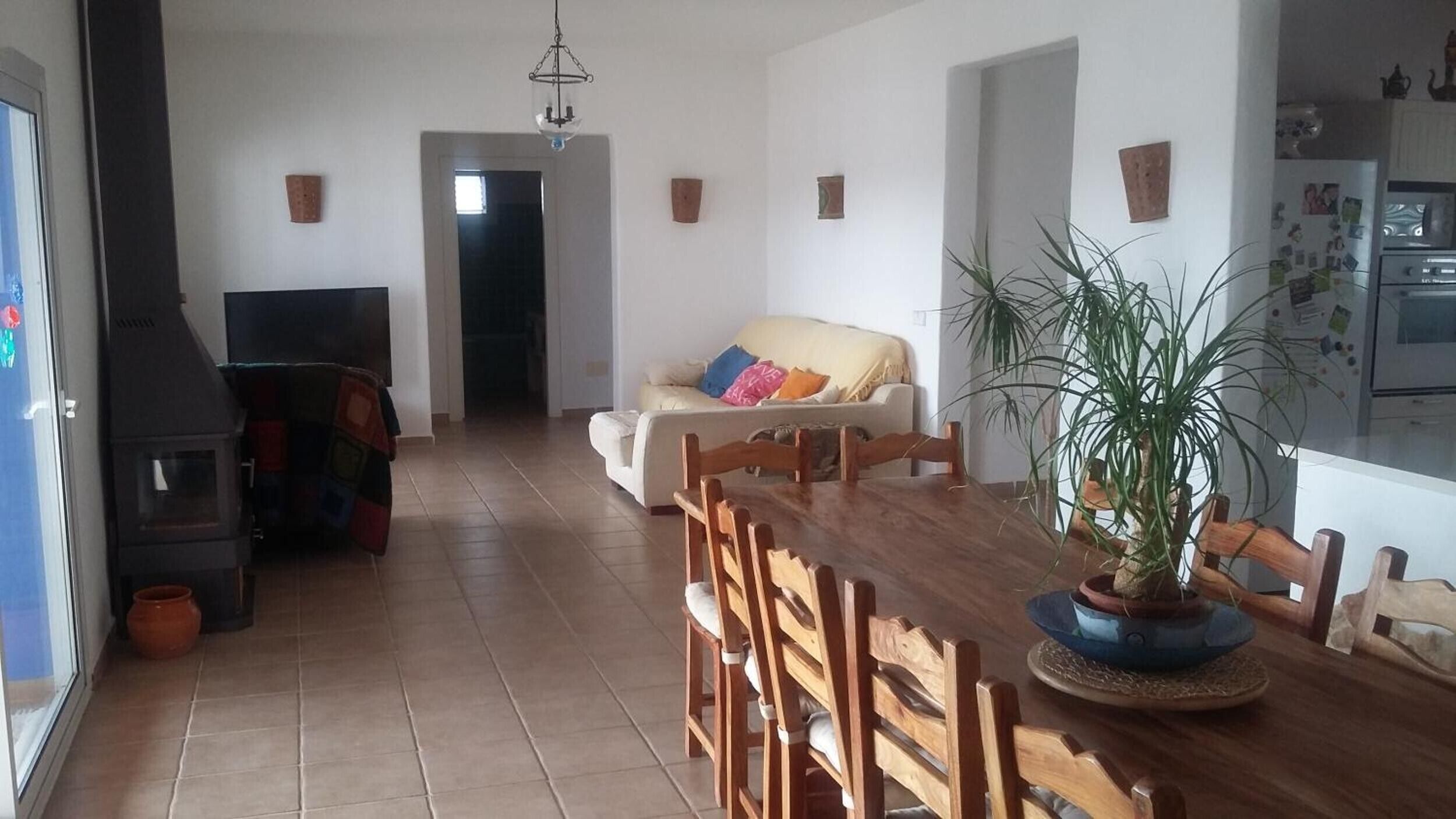 Una televisión, una chimenea