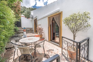 Outdoor dining - Holiday Home 'Casa Ferrobo - Gemma' with Shared Pool, Wi-Fi and Air Conditioning (Farrobo)