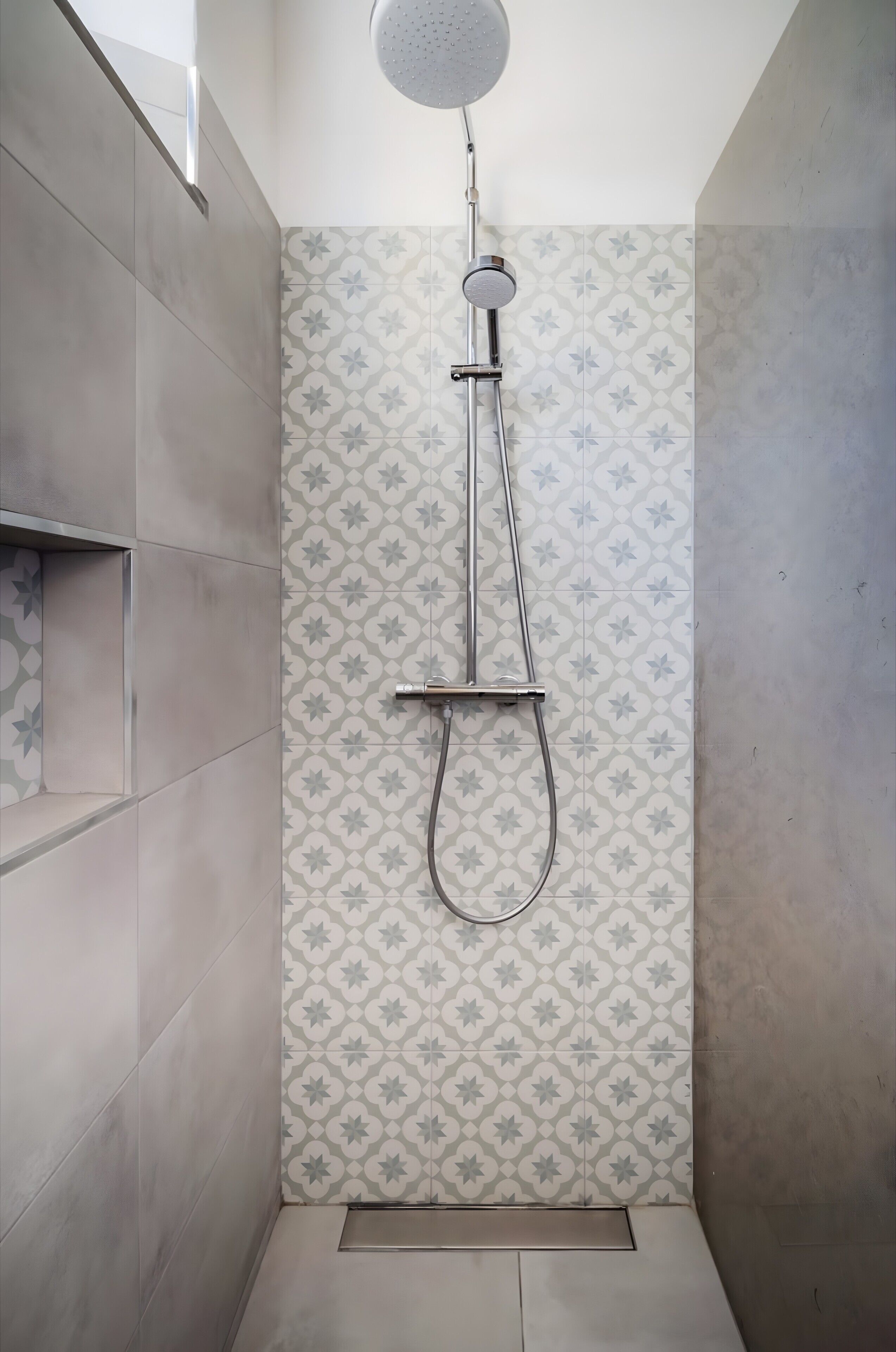 Douche, sèche-cheveux, serviettes fournies