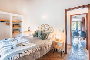 2 bedrooms, iron/ironing board, WiFi, bed sheets - Holiday Home 'Casa Ferrobo - Gemma' with Shared Pool, Wi-Fi and Air Conditioning (Farrobo)