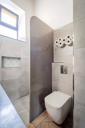 Shower, hair dryer, towels - Holiday Home 'Casa Ferrobo - Gemma' with Shared Pool, Wi-Fi and Air Conditioning (Farrobo)