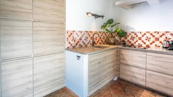 Coffee/tea maker, fridge, microwave, stovetop