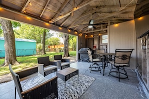 Outdoor dining - 7th St Retreat-Tv's in Every Bedroom-Fully Fenced (Tulsa)