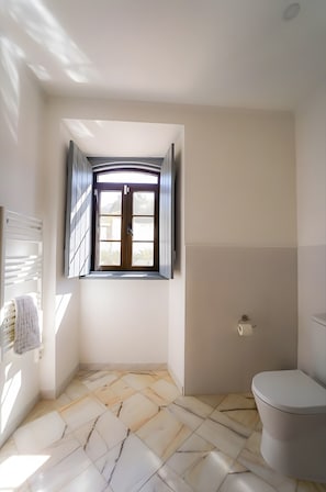 Shower, hair dryer, towels - Holiday Home 'Casa Ferrobo - Lua' with Shared Pool, Wi-Fi and Air Conditioning (Farrobo)