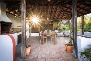 Outdoor dining - Holiday Home 'Casa Ferrobo - Lua' with Shared Pool, Wi-Fi and Air Conditioning (Farrobo)