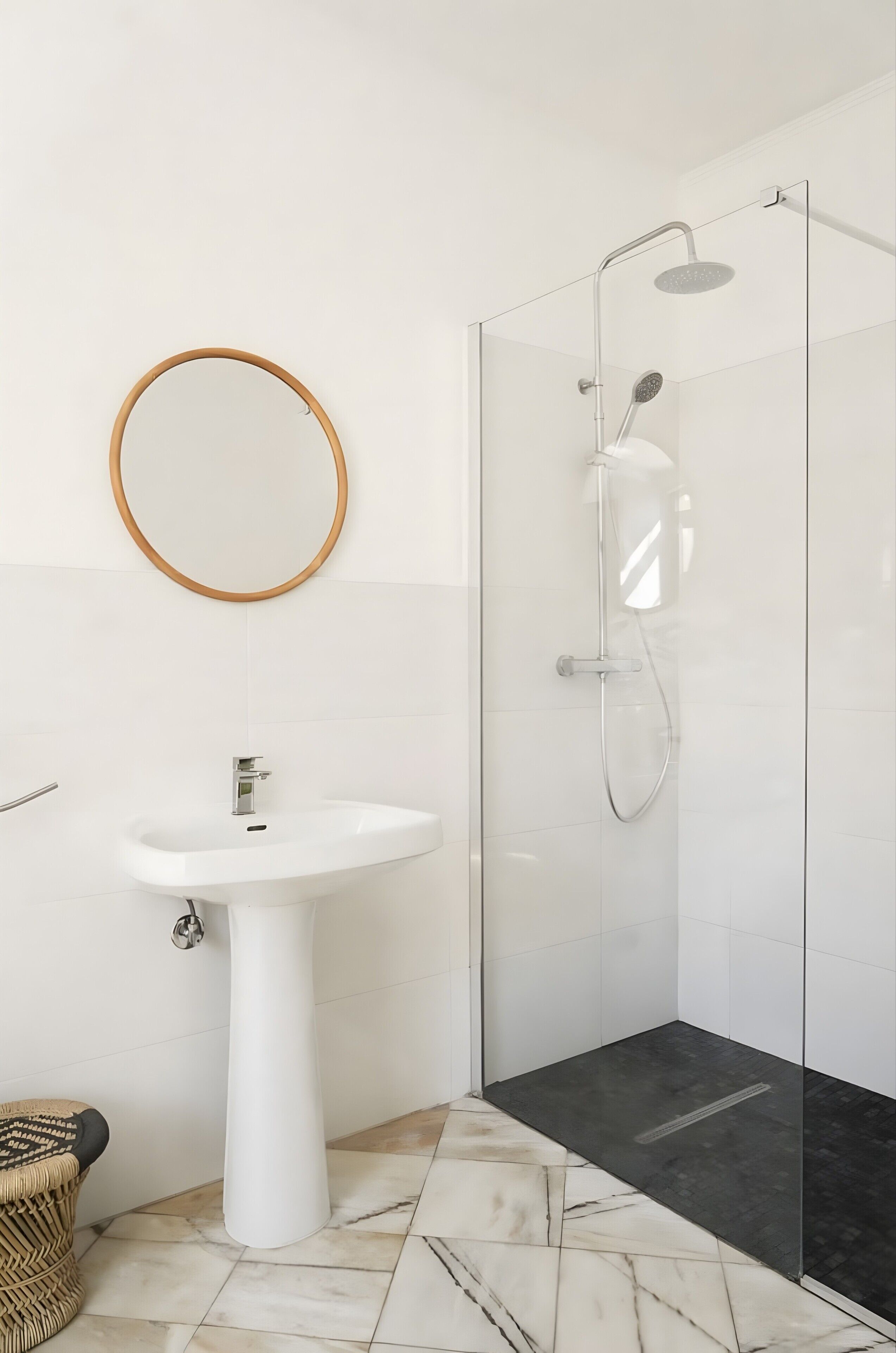 Douche, sèche-cheveux, serviettes fournies
