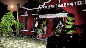 A building with a sign that reads 'RESTAURANTE HACIENDA TICUCH' at night. - Hacienda Ticuch Valladolid (Valladolid)