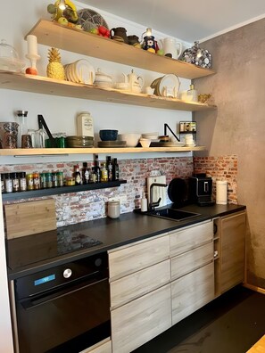 Kaffetrakter/tekoker, kjøleskap, ovn og kokeplater