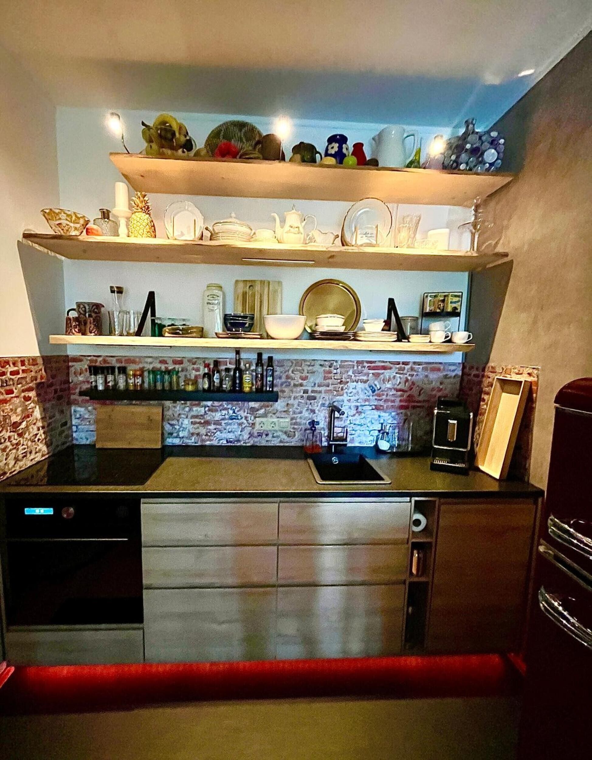 Wasserkocher mit Kaffee-/Teezubehör, Kühlschrank, Ofen, Herdplatte