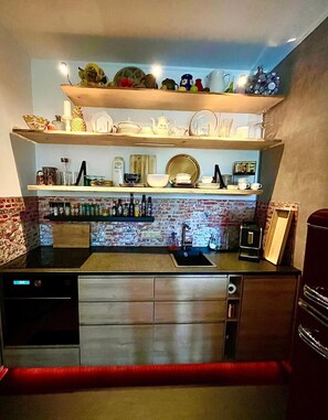 Cafetera i tetera, frigorífic, forn i placa de cuina 