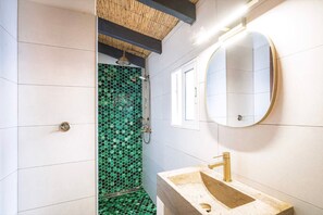 Bathroom - Holiday Home 'Casa Ferrobo - Lucy' with Shared Pool, Wi-Fi and Air Conditioning (Farrobo)
