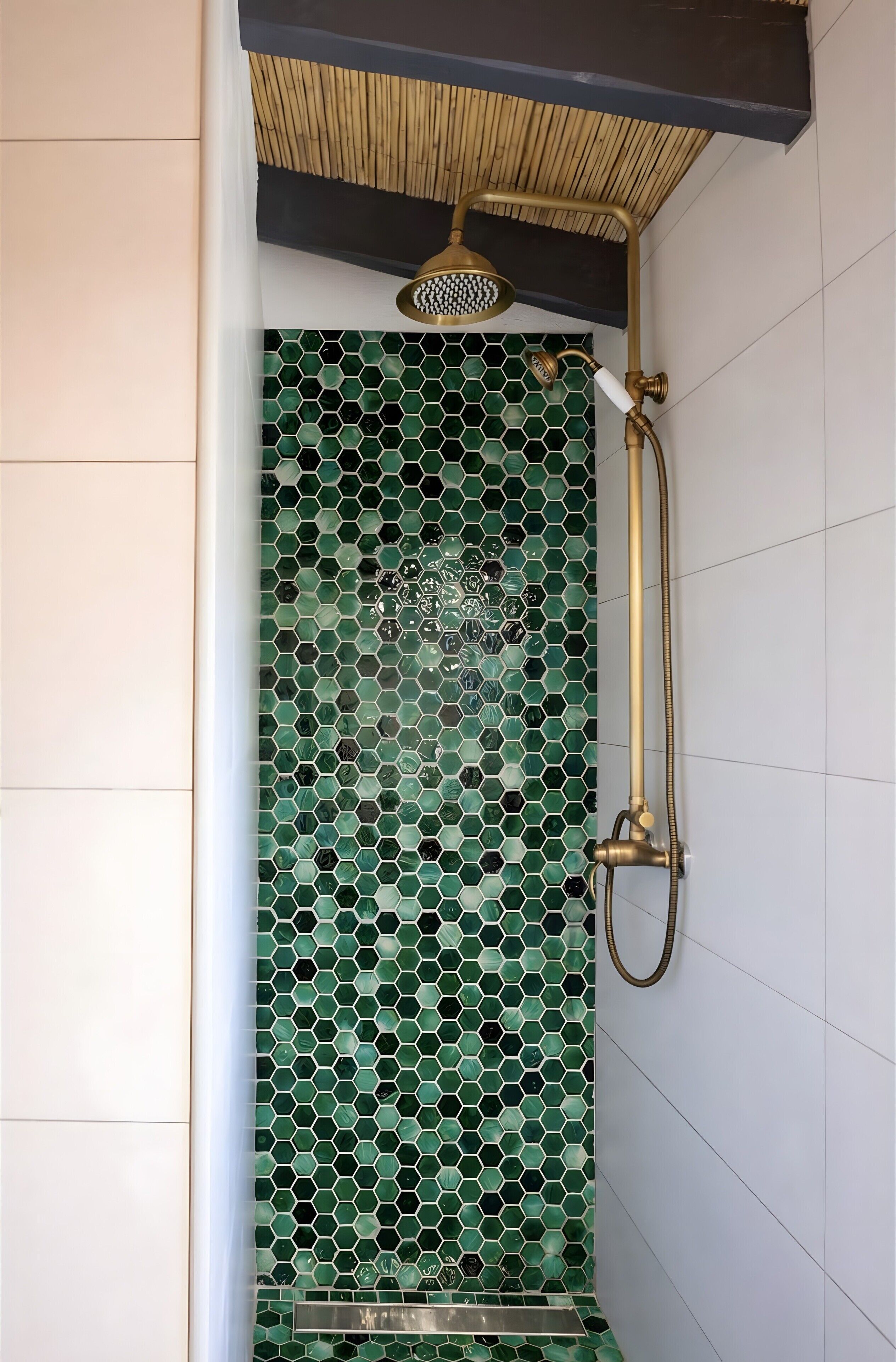 Douche, sèche-cheveux, serviettes fournies