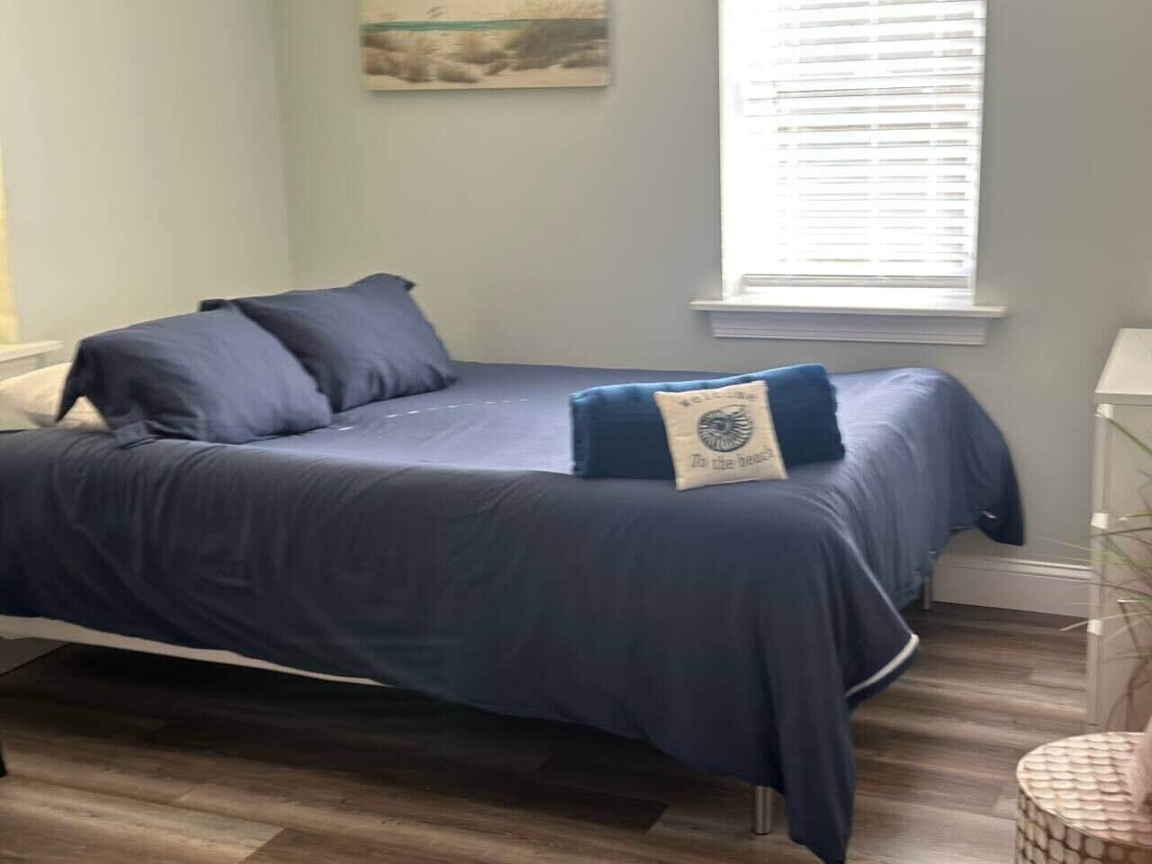 Tabla de planchar con plancha, wifi, ropa de cama