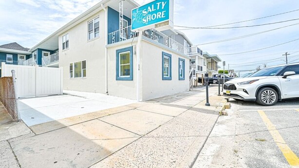 Um edifício de dois andares com uma placa que diz 'SALTY SHORE' e uma entrada com portão.