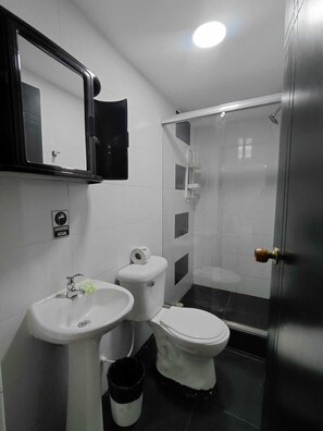 Habitació individual Deluxe | Bany | Dutxa, tovalloles, sabó i paper higiènic