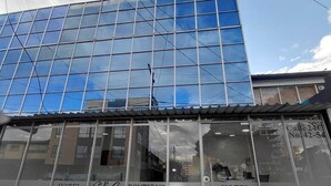 A building with a glass facade and signage indicating a hotel and boutique. - HOTEL SOFI CA BOUTIQUE (Bogotá)