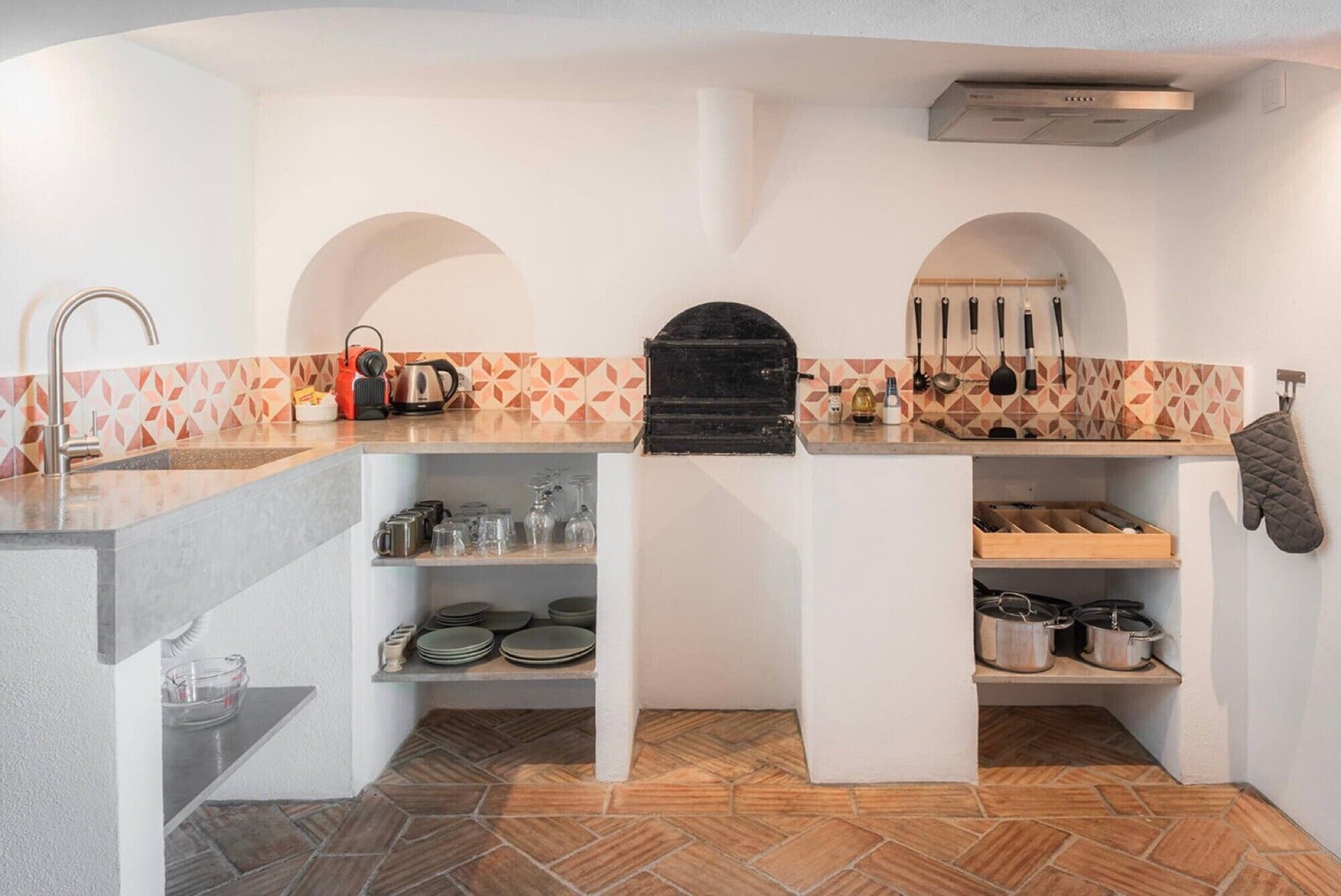 Cafeteira/chaleira, geladeira, micro-ondas, cooktop