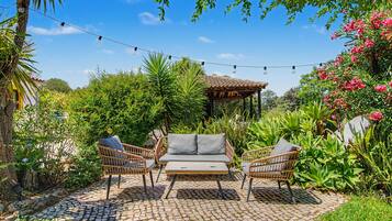 Ein Außenbereich mit Korbmöbeln und einer Pergola.