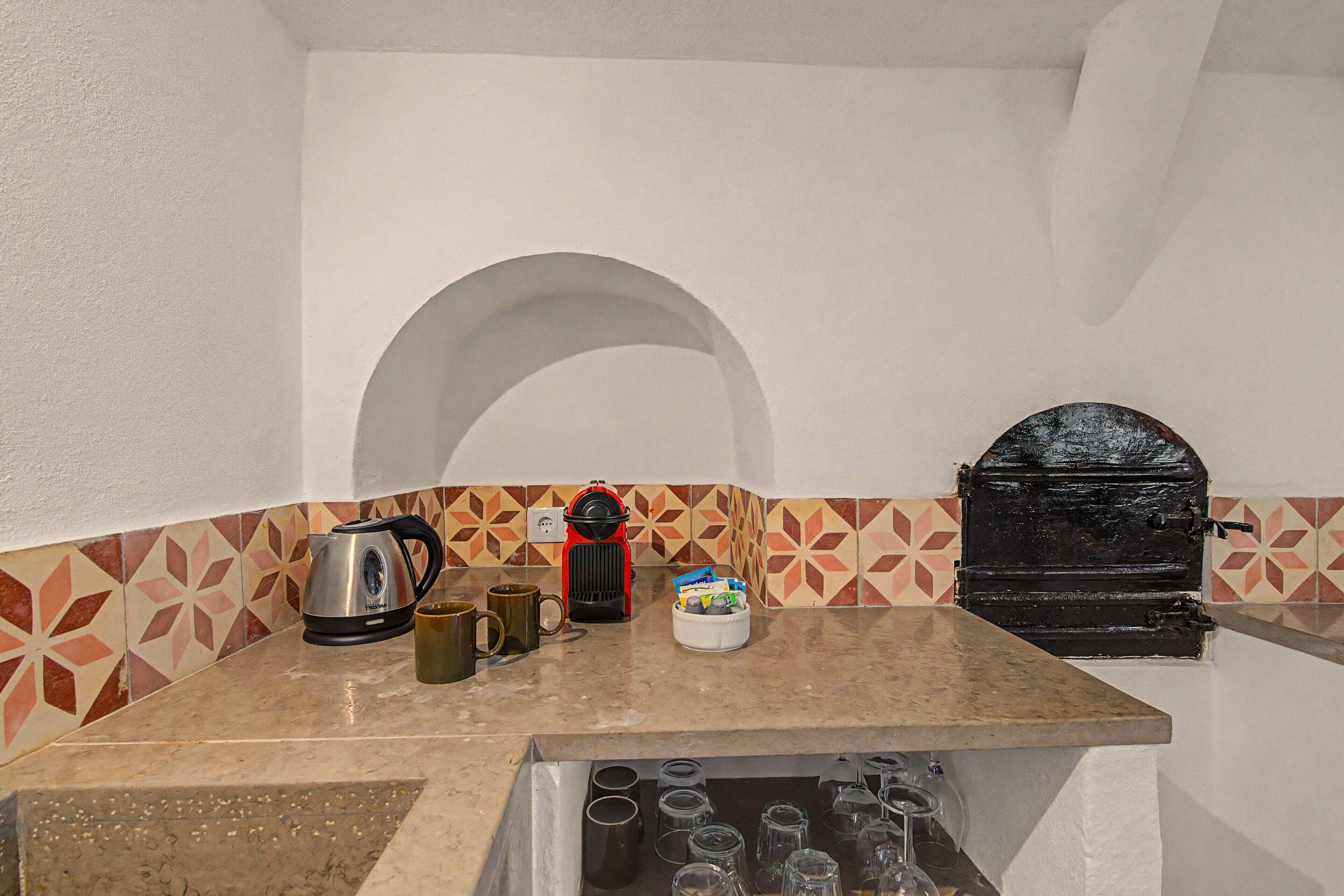 Coffee/tea maker, fridge, microwave, stovetop