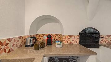 Coffee/tea maker, fridge, microwave, stovetop