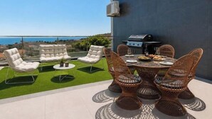 Outdoor dining - Luxury apartment with ocean views and a pool | Air conditioning | 2 suites (Albufeira)