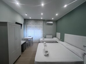 Comfort Triple Room | Desk, WiFi (free) - CRISPI 14 HOLIDAY ROOMS (Taranto)
