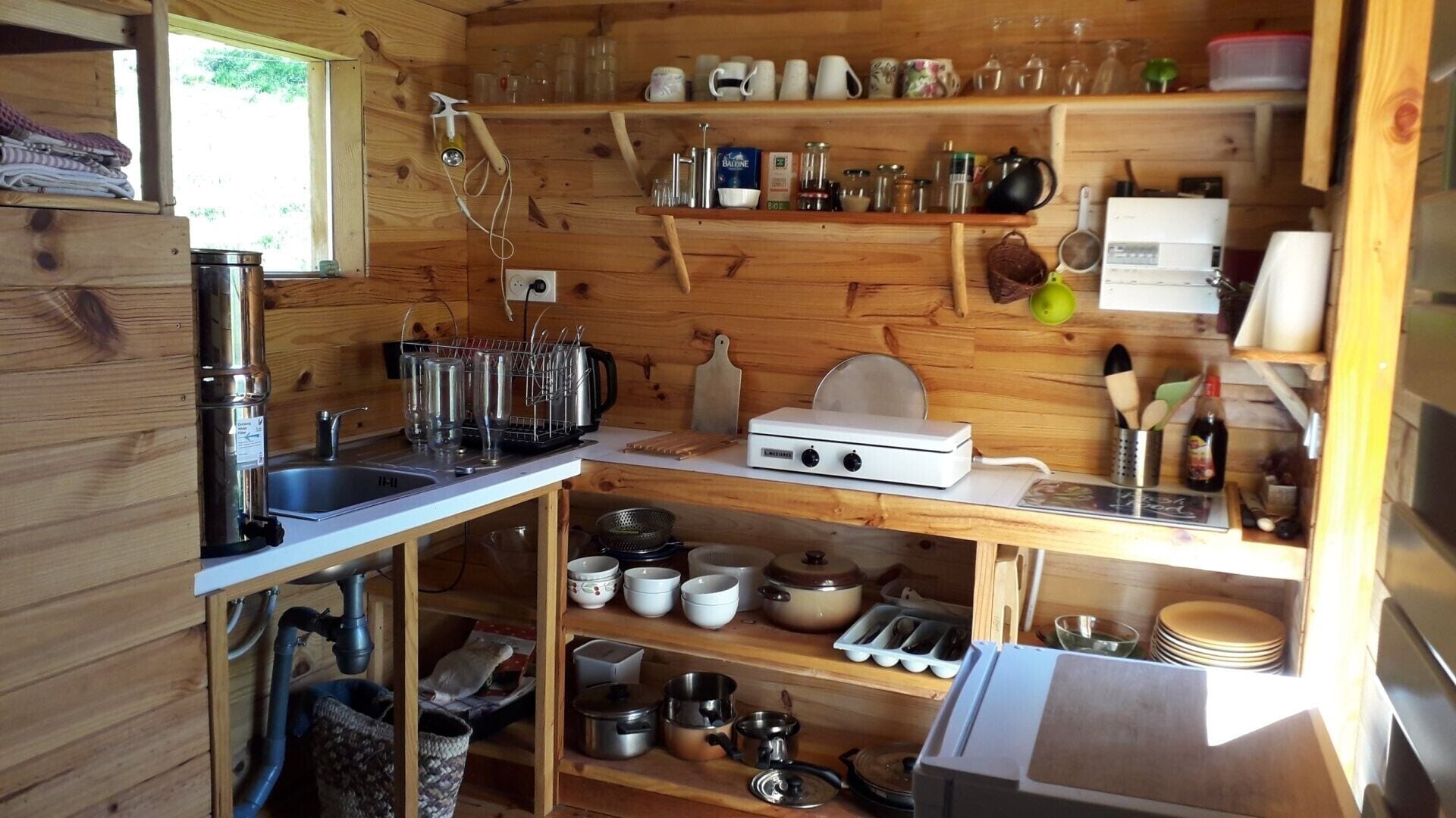 Een koffiezetapparaat/waterkoker, een koelkast, een microgolfoven