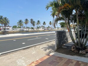 Eine Straße mit Palmen und blauem Himmel.