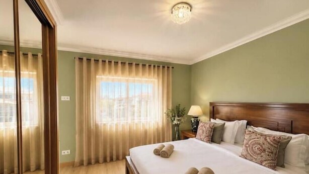 2 bedrooms, iron/ironing board, WiFi, bed sheets - Sunny villa: huge pool, barbecue, and table tennis fun (Albufeira)