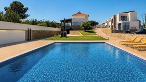 Pool - Sunny villa: huge pool, barbecue, and table tennis fun (Albufeira)