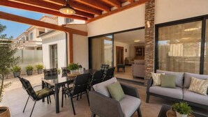 Outdoor dining - Sunny villa: huge pool, barbecue, and table tennis fun (Albufeira)