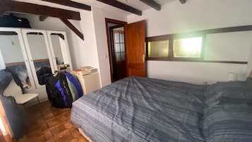 3 slaapkamers, een strijkplank/strijkijzer, wifi, beddengoed