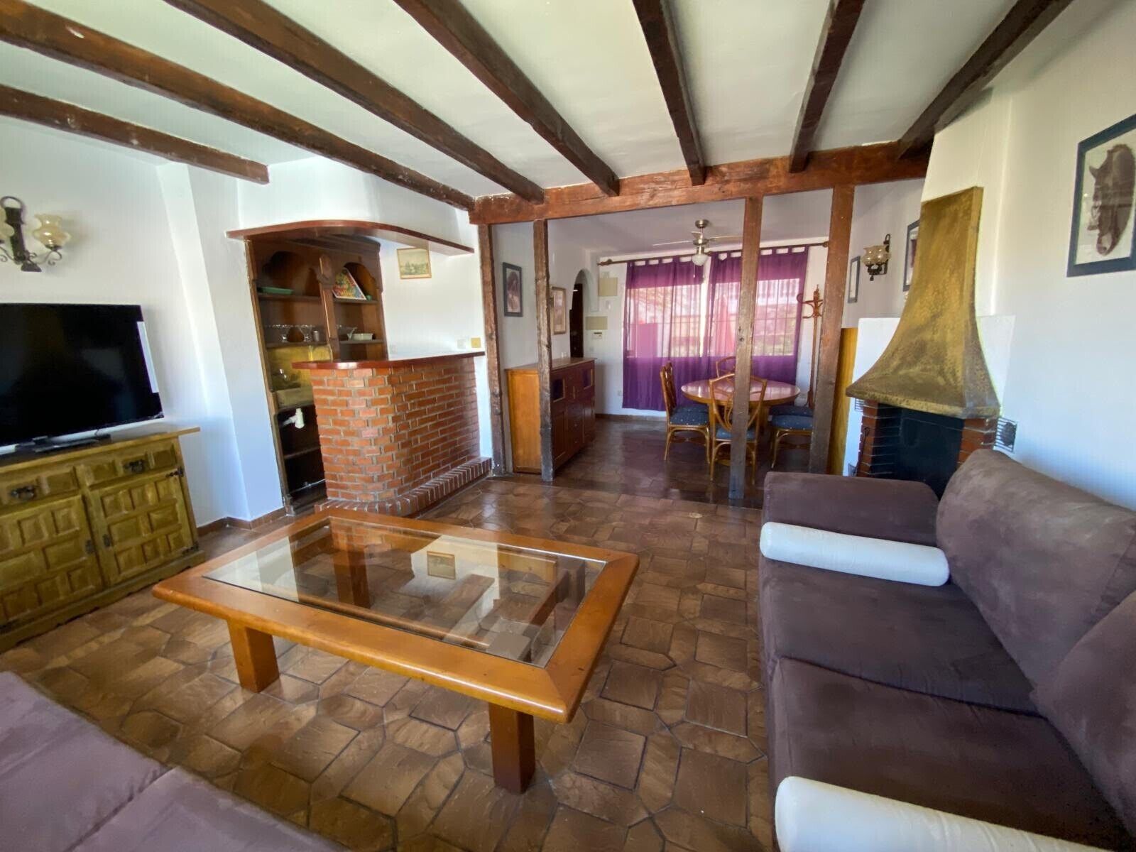 Televisión y chimenea 