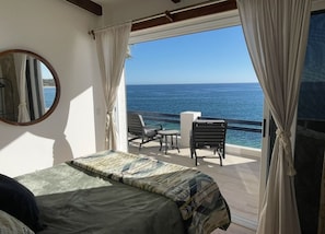 Tabla de planchar con plancha, wifi gratis, ropa de cama