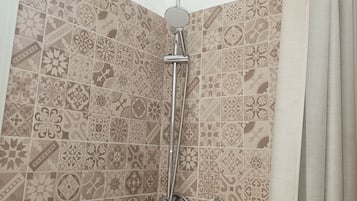 Secador de pelo, toallas, papel higiénico