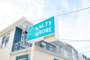 Ein Gebäude mit einem Schild, auf dem 'SALTY SHORE' steht.