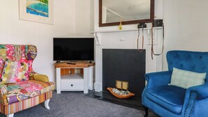 A living room with a television, a fireplace, and two chairs. - Harbourside Retreat (Looe)