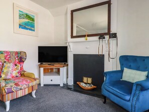 A living room with a television, a fireplace, and two chairs. - Harbourside Retreat (Looe)