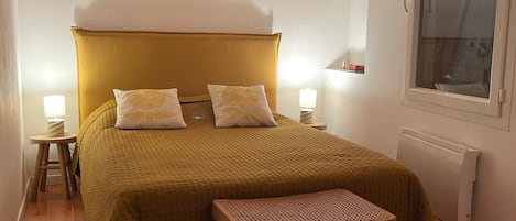 4 bedrooms, iron/ironing board, WiFi (free), bed sheets