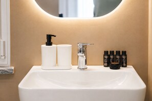 Regadera, secadora de cabello, bidet, toallas
