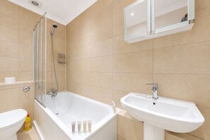 Hair dryer, towels, soap, shampoo - Amazing 2BR Flat with Garden-Easy Access to Camden (London)