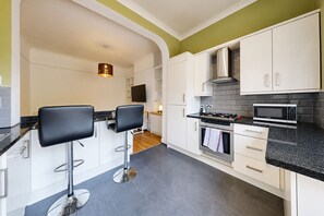 Fridge, microwave, oven, stovetop - Amazing 2BR Flat with Garden-Easy Access to Camden (London)