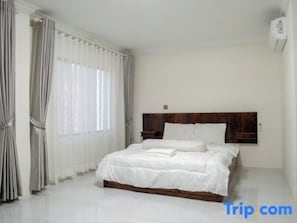 Desk, laptop workspace, free WiFi - Blue Eyes Hotel and Restaurant (Phnom Penh)