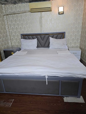 Desk, laptop workspace, free WiFi - Blue Eyes Hotel and Restaurant (Phnom Penh)