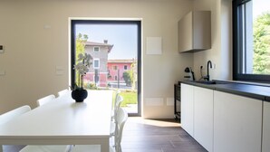 Una cocina moderna con comedor, un ventanal y vistas a edificios.