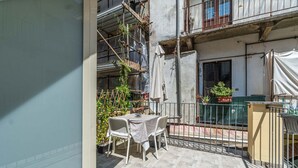 Outdoor dining - A cozy 48 sqm apartment, ideal for up to 3 people, located on the ground floor of a building (accessible via one step).The property enjoys a strategic location, just 700 meters from Porta Nuova station and only 500 meters from the Marconi metro stop.It (Turin)