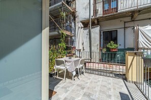 Unclassified image, 4 of 26, button - A cozy 48 sqm apartment, ideal for up to 3 people, located on the ground floor of a building (accessible via one step).The property enjoys a strategic location, just 700 meters from Porta Nuova station and only 500 meters from the Marconi metro stop.It (Turin)