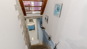 Interior - A cozy 48 sqm apartment, ideal for up to 3 people, located on the ground floor of a building (accessible via one step).The property enjoys a strategic location, just 700 meters from Porta Nuova station and only 500 meters from the Marconi metro stop.It (Turin)
