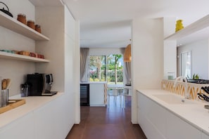 Coffee/tea maker, fridge, microwave, stovetop - Villa BlueZ-Stunning Luxury Villa with Private Salt Water Pool-Sea View & Garden (Fontane Bianche)