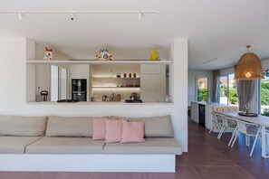 Smart TV, books, stereo - Villa BlueZ-Stunning Luxury Villa with Private Salt Water Pool-Sea View & Garden (Fontane Bianche)